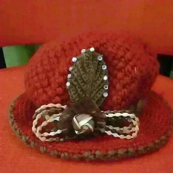 Warm red winter hat one size - Picture 1 of 3